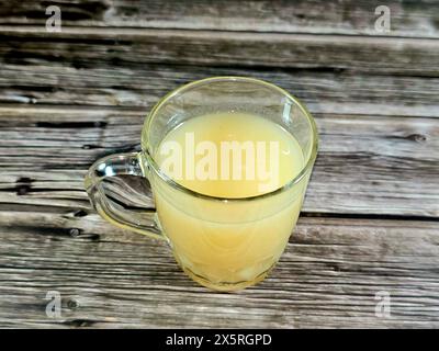 Un verre de jus de goyave, un fruit tropical commun cultivé dans de nombreuses régions tropicales et subtropicales, la goyave commune Psidium guajava (goyave citronnée, ap Banque D'Images