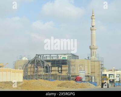 Le Caire, Égypte, avril 27 2024 : chantier de construction d'une nouvelle mosquée avec une structure métallique du dôme et des échafaudages tout le long du minaret du Masjid, Banque D'Images