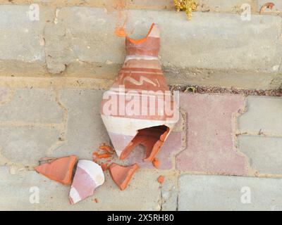 Un pot de pichet de terre cassé sur le trottoir, matki ou matka utilisé pour le refroidisseur de stockage d'eau, fait par la combinaison de deux types d'argile, mélangé avec w Banque D'Images