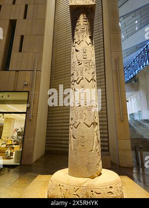 Gizeh, Egypte, 13 avril 2024 : monuments à l'intérieur du Grand Musée égyptien GEMME, Musée de Gizeh, cadeau de l'Egypte au monde, le plus grand musée archéologique Banque D'Images