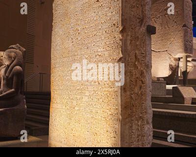 Gizeh, Egypte, 13 avril 2024 : monuments à l'intérieur du Grand Musée égyptien GEMME, Musée de Gizeh, cadeau de l'Egypte au monde, le plus grand musée archéologique Banque D'Images