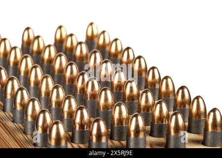 Balles de calibre pistolet en laiton doré dans une caisse en bois vue pleine remplie avec gros plan de mise au point centrale Banque D'Images