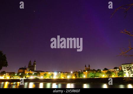 über den Dom und der Altstadt von Magdeburg konnte man das Polarlicht nur leicht sehen. Polarlicht über Magdeburg Sachsen-Anhalt in der Nacht von Freitag auf Samstag. *** Au-dessus de la cathédrale et de la vieille ville de Magdebourg, vous pouviez voir l'aurore seulement légèrement Aurora au-dessus de Magdebourg Saxe Anhalt dans la nuit du vendredi au samedi Banque D'Images