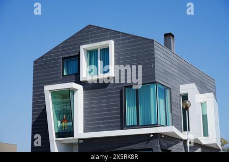 Maison contemporaine dans la ville européenne d'Aveiro au Portugal, ciel bleu clair en 2022 chaude journée de printemps ensoleillée le mai. Banque D'Images