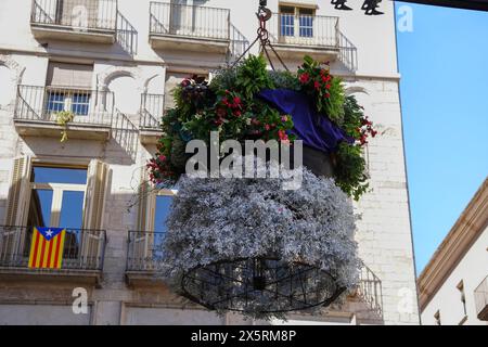 Une construction avec des fleurs suspendues d'une grue dans un festival de fleurs à Gérone. Temps de flors 2024 Banque D'Images