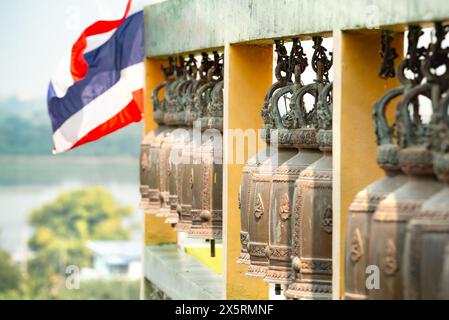 Bangkok, Thaïlande - 07 janvier 2024 : cloches rituelles dans un temple bouddhiste drapeau thaïlandais en arrière-plan Thaïlande Banque D'Images