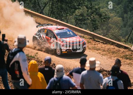 WRC2 Rallye Portugal - SS6 Lousã - Nikolay Gryazin et Konstantin Aleksandrov - Citroën C3 Rally2 - tir droit avec fans Banque D'Images