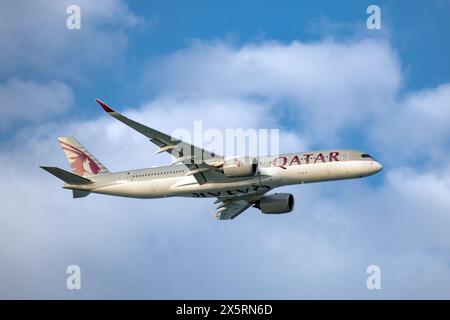 Qatar Airways Airbus A350-900 atterrissage à l'aéroport Hamad Doha Qatar Banque D'Images