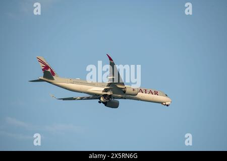 Qatar Airways Airbus A350-900 atterrissage à l'aéroport Hamad Doha Qatar Banque D'Images