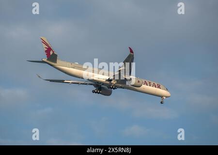 Doha, Qatar - 05 mai 2024 : Qatar Airways Airbus A350 débarque à l'aéroport de Doha Airbus A350 A7-ANR Banque D'Images