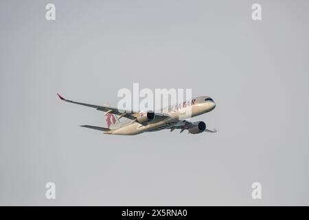 Doha, Qatar - 05 mai 2024 : Airbus A350-900 de Qatar Airways atterrissant à l'aéroport Hamad Doha Qatar Banque D'Images