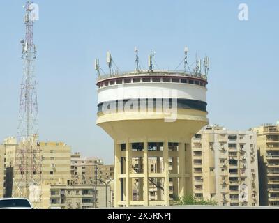 Le Caire, Égypte, mars 31 2024 : réservoir d'eau surélevé, château d'eau est une structure surélevée supportant un réservoir d'eau construit à une hauteur suffisante pour p Banque D'Images