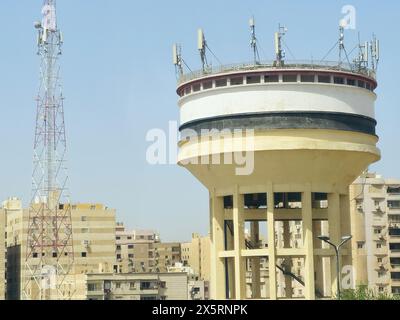 Le Caire, Égypte, mars 31 2024 : réservoir d'eau surélevé, château d'eau est une structure surélevée supportant un réservoir d'eau construit à une hauteur suffisante pour p Banque D'Images