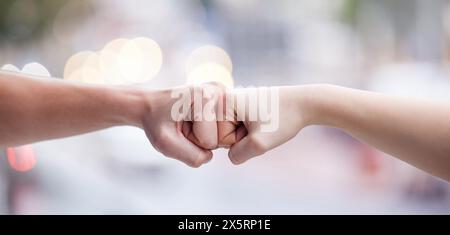 Mains, coup de poing et soutien en ville pour la consolidation d'équipe, le partenariat et la collaboration avec les gens. Communauté, geste et affaire pour vous remercier Banque D'Images