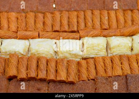 Cuisine de bonbons arabes, desserts moyen-orientaux, syriens, égyptiens et turcs de délicieuse collection de desserts traditionnels du Ramadan de basbosa, konaf Banque D'Images