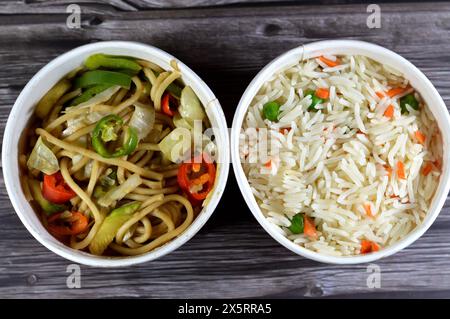 Nouilles et riz sur la cuisine asiatique, cuisine chinoise, riz Basmati blanc à grains longs avec des légumes carottes et pois et nouilles chinoises avec des oignons et ainsi de suite Banque D'Images