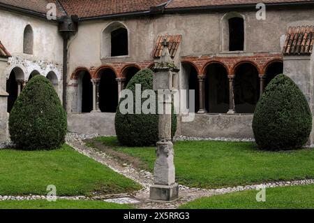 Cloître médiéval attaché au Duomo di Bressanone (cathédrale de Santa Maria Assunta) à Bressanone-Brixen, Tyrol du Sud, Trentin-Haut-Adige, Italie. Le cloître a été construit à l'origine dans les années 1100, puis remodelé dans les années 1300 Banque D'Images