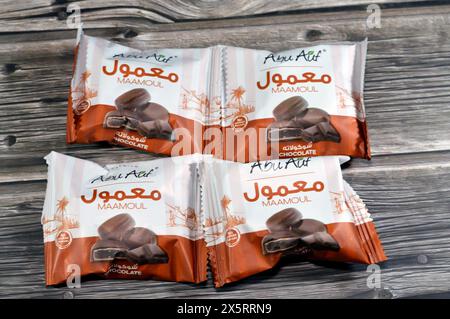 Le Caire, Egypte, 8 avril 2024 : Abu Auf Maamoul enrobé de chocolat noir brun et fourré de biscuits dattes, la couche de chocolat qui recouvre le cookie Banque D'Images