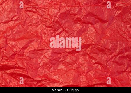Fond de papier froissé fabriqué à partir d'une feuille rouge sang de papier d'emballage vue de dessus Banque D'Images