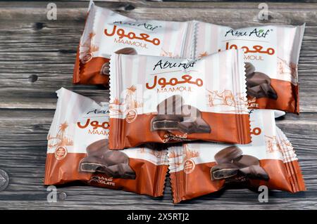 Le Caire, Egypte, 8 avril 2024 : Abu Auf Maamoul enrobé de chocolat noir brun et fourré de biscuits dattes, la couche de chocolat qui recouvre le cookie Banque D'Images