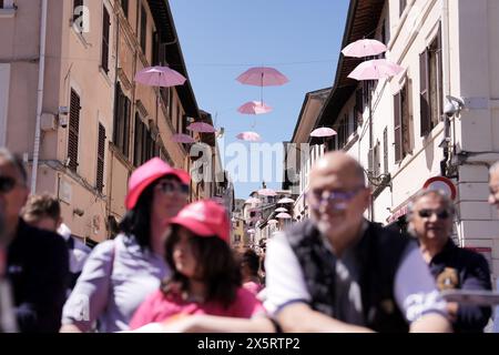 Spoleto, Italie. 11 mai 2024. La ville pendant l'étape 8 du Giro d'Italia de Spoleto à Prati di Tivo, 11 mai 2024 Italie. (Photo de Massimo Paolone/LaPresse) crédit : LaPresse/Alamy Live News Banque D'Images