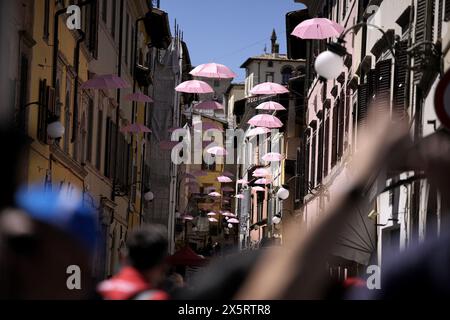 Spoleto, Italie. 11 mai 2024. La ville pendant l'étape 8 du Giro d'Italia de Spoleto à Prati di Tivo, 11 mai 2024 Italie. (Photo de Marco Alpozzi/LaPresse) crédit : LaPresse/Alamy Live News Banque D'Images