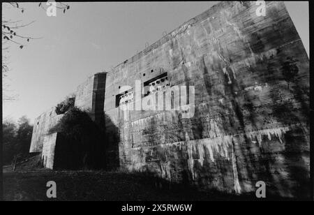 Le Blockhaus d'Éperlecques (en anglais : bunker d'Éperlecques, également appelé 'le bunker de Watten' ou simplement 'Watten')[5] est un bunker de la seconde Guerre mondiale, qui fait maintenant partie d'un musée, près de Saint-Omer dans le nord du département du pas-de-Calais en France, et seulement à environ 14,4 kilomètres (8,9 milles) au nord-nord-ouest de l'installation de lancement plus développée de la Coupole V-2, dans la même zone générale. Le bunker, construit par l'Allemagne nazie sous le nom de code Kraftwerk Nord West (centrale Nord-Ouest) entre mars 1943 et juillet 1944, était à l'origine destiné à être une installation de lancement pour le V-2 (A-4) missi balistique Banque D'Images