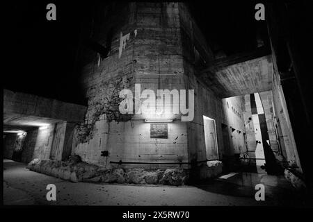 V2 Rocket. Le Blockhaus d'Éperlecques (en anglais : bunker d'Éperlecques, également appelé 'le bunker de Watten' ou simplement 'Watten')[5] est un bunker de la seconde Guerre mondiale, qui fait maintenant partie d'un musée, près de Saint-Omer dans le nord du département du pas-de-Calais en France, et seulement à environ 14,4 kilomètres (8,9 milles) au nord-nord-ouest de l'installation de lancement plus développée de la Coupole V-2, dans la même zone générale. Le bunker, construit par l'Allemagne nazie sous le nom de code Kraftwerk Nord West (centrale Nord-Ouest) entre mars 1943 et juillet 1944, était à l'origine destiné à servir de base de lancement pour la balle V-2 (A-4) Banque D'Images