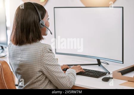 Centre d'appels, maquette et femme avec écran d'ordinateur dans le conseil de bureau pour le service à la clientèle, contactez-nous ou faq. Télécom, espace et consultant avec pc Banque D'Images