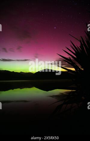 Aurora australis au lac Haupiri, côte ouest, Nouvelle-Zélande à 21h49, le 11 mai 2024 Banque D'Images