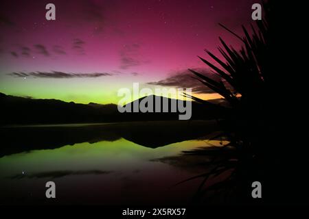 Aurora australis au lac Haupiri, côte ouest, Nouvelle-Zélande à 21h49, le 11 mai 2024 Banque D'Images