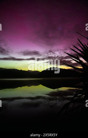 Aurora australis au lac Haupiri, côte ouest, Nouvelle-Zélande à 21h54, le 11 mai 2024 Banque D'Images