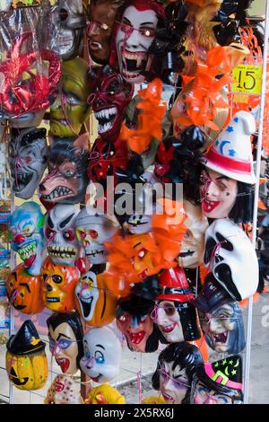 Oaxaca, Mexique, Amérique du Nord. Masques en plastique pour les célébrations du jour des morts. Banque D'Images