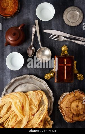 Divers plats anciens millésimés sur fond de tableau noir. Pose à plat. Vue de dessus. Concept alimentaire. Photographie de nourriture d'ambiance sombre. Banque D'Images