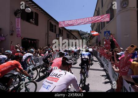 Spoleto, Italie. 11 mai 2024. Le départ de l'étape 8 du Giro d'Italia de Spoleto à Prati di Tivo, 11 mai 2024 Italie. (Photo de Massimo Paolone/LaPresse) crédit : LaPresse/Alamy Live News Banque D'Images