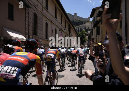 Spoleto, Italie. 11 mai 2024. Le départ de l'étape 8 du Giro d'Italia de Spoleto à Prati di Tivo, 11 mai 2024 Italie. (Photo de Marco Alpozzi/LaPresse) crédit : LaPresse/Alamy Live News Banque D'Images