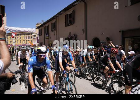 Spoleto, Italie. 11 mai 2024. Le départ de l'étape 8 du Giro d'Italia de Spoleto à Prati di Tivo, 11 mai 2024 Italie. (Photo de Marco Alpozzi/LaPresse) crédit : LaPresse/Alamy Live News Banque D'Images