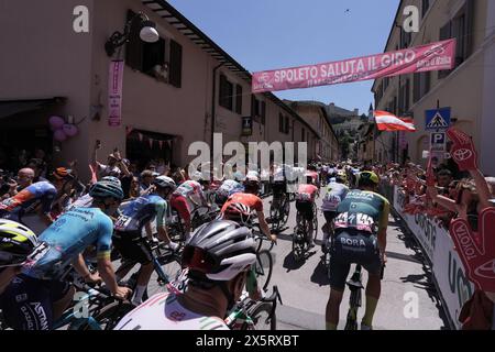 Spoleto, Italie. 11 mai 2024. Le départ de l'étape 8 du Giro d'Italia de Spoleto à Prati di Tivo, 11 mai 2024 Italie. (Photo de Massimo Paolone/LaPresse) crédit : LaPresse/Alamy Live News Banque D'Images