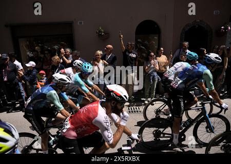 Spoleto, Italie. 11 mai 2024. Le départ de l'étape 8 du Giro d'Italia de Spoleto à Prati di Tivo, 11 mai 2024 Italie. (Photo de Marco Alpozzi/LaPresse) crédit : LaPresse/Alamy Live News Banque D'Images