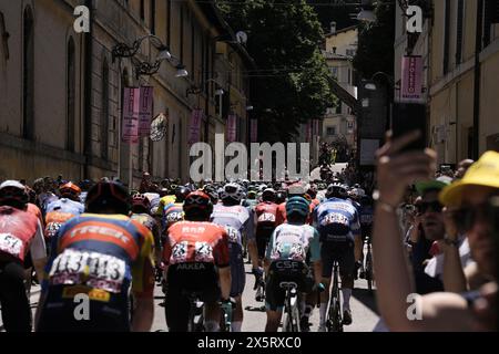 Spoleto, Italie. 11 mai 2024. Le départ de l'étape 8 du Giro d'Italia de Spoleto à Prati di Tivo, 11 mai 2024 Italie. (Photo de Marco Alpozzi/LaPresse) crédit : LaPresse/Alamy Live News Banque D'Images