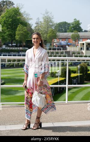 Ascot, Berkshire, Royaume-Uni. 11 mai 2024. C'était une belle journée ensoleillée à Ascot Racecourse aujourd'hui dans le Berkshire alors que les coureurs glam sont arrivés pour la Peroni Nastrol Azzurro Victoria Cup Raceday. Crédit : Maureen McLean/Alamy Live News Banque D'Images