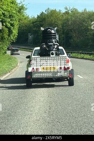 Cardiff, Royaume-Uni. 11 mai 2024. Un Dalek est vu à l'arrière d'une remorque transportée près de la M4 à l'extérieur de Cardiff, dans le sud du pays de Galles ce matin, samedi 11 mai 2024, photo de Ioan Dyer/Andrew Orchard/Alamy Live News Banque D'Images