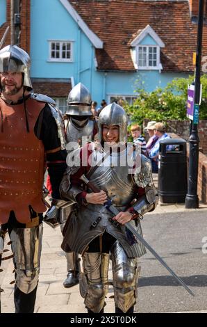 Le groupe médiéval de reconstitution des Chevaliers du Suffolk ayant assisté à un mariage « individuel » à l'église unitarienne de Framlingham se promène dans la ville Banque D'Images