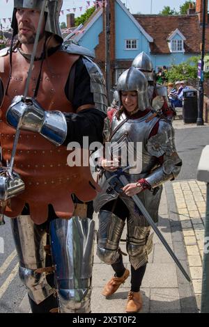 Le groupe médiéval de reconstitution des Chevaliers du Suffolk ayant assisté à un mariage « individuel » à l'église unitarienne de Framlingham se promène dans la ville Banque D'Images