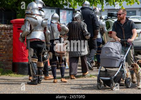 Le groupe médiéval de reconstitution des Chevaliers du Suffolk ayant assisté à un mariage « individuel » à l'église unitarienne de Framlingham se promène dans la ville Banque D'Images