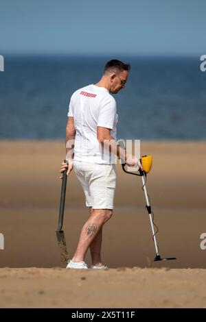 Un détecteur de métal à la recherche de trésors enfouis loisirs prospection Prospection detectorist hobby hobbies personne plage sable mer front de prospecteur Banque D'Images