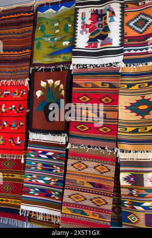 Santa Ana del Valle, Oaxaca ; Mexique. Tissus indiens zapotèques tissés à la main, tentures murales, avec des motifs traditionnels et modernes. Banque D'Images