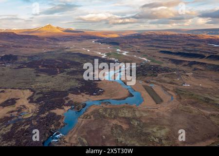 Vue aérienne pittoresque rivière sinueuse qui coule à travers la prairie au printemps. Coucher de soleil. Borgarnes Islande Banque D'Images