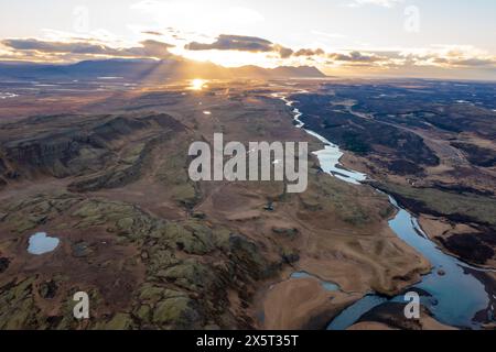 Vue aérienne pittoresque rivière sinueuse qui coule à travers la prairie au printemps. Coucher de soleil. Borgarnes Islande Banque D'Images