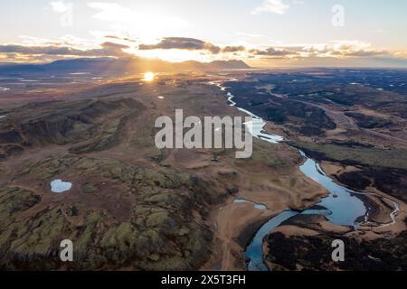 Vue aérienne pittoresque rivière sinueuse qui coule à travers la prairie au printemps. Coucher de soleil. Borgarnes Islande Banque D'Images